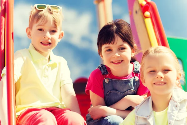 Gruppo di bambini felici nel parco giochi per bambini — Foto Stock