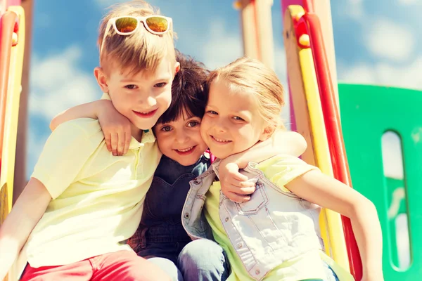 Groep van gelukkige jonge geitjes op kinderspeelplaats — Stockfoto