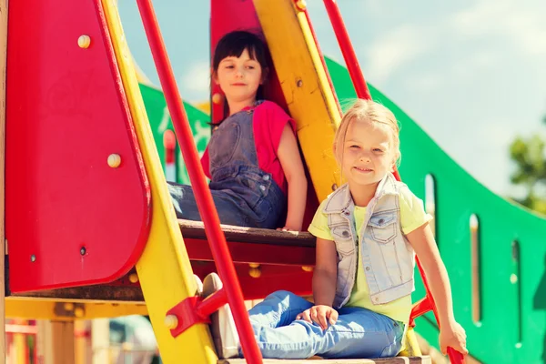 Glückliche Kinder auf Kinderspielplatz — Stockfoto