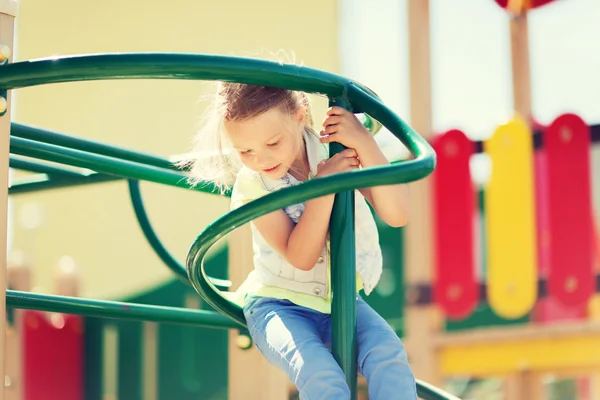 Niña feliz escalada en el parque infantil —  Fotos de Stock