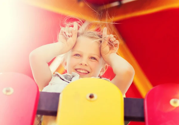 어린이 놀이터에 행복 한 어린 소녀 — 스톡 사진