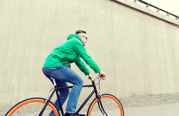 Glücklicher junger Hipster-Mann fährt Fahrrad mit festem Gang — Stockfoto