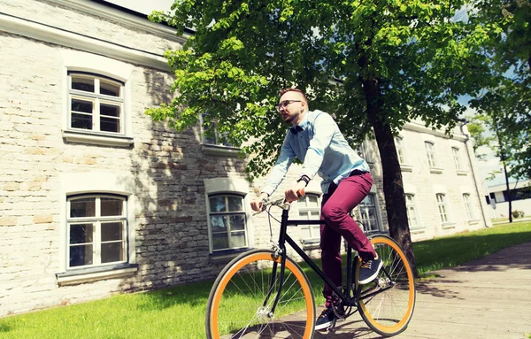 Glücklicher junger Hipster-Mann fährt Fahrrad mit festem Gang — Stockfoto