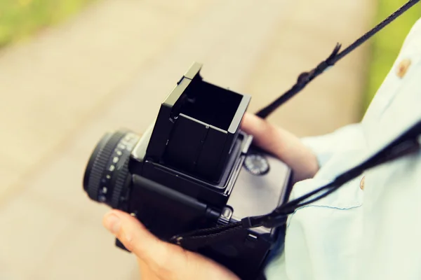 Nahaufnahme eines männlichen Fotografen mit Digitalkamera — Stockfoto