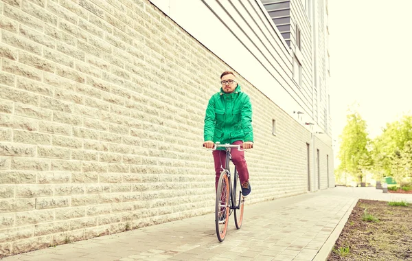 Giovane hipster uomo guida bici a scatto fisso — Foto Stock