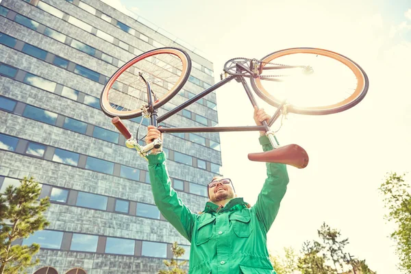 Jovem hipster homem crescente fixo engrenagem bicicleta na cidade — Fotografia de Stock