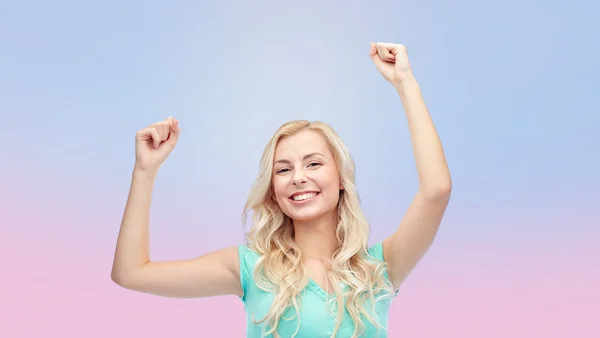 Glad ung kvinna eller tonåring flicka firar seger — Stockfoto