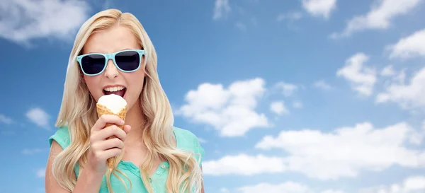 Gelukkig jonge vrouw in zonnebril eten van ijs — Stockfoto