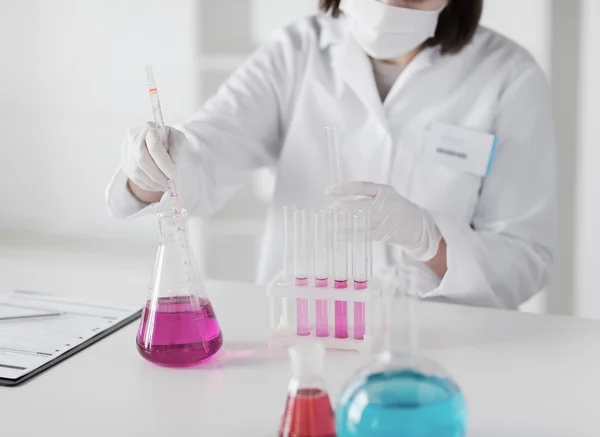 Close-up van wetenschapper maken van test in het lab — Stockfoto