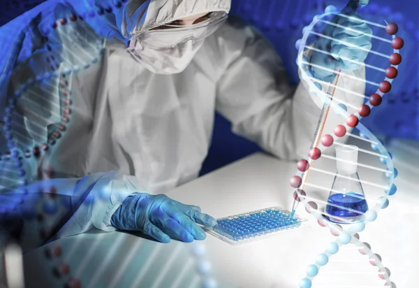 Primer plano del científico que hace la prueba en laboratorio — Foto de Stock