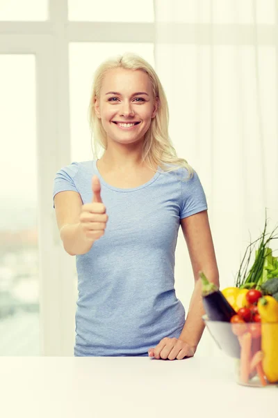 Glückliche Frau mit Gemüse zeigt Daumen hoch — Stockfoto