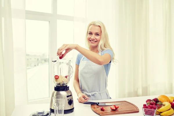 쉐이크를 집에서 준비 하는 믹서 기 웃는 여자 — 스톡 사진