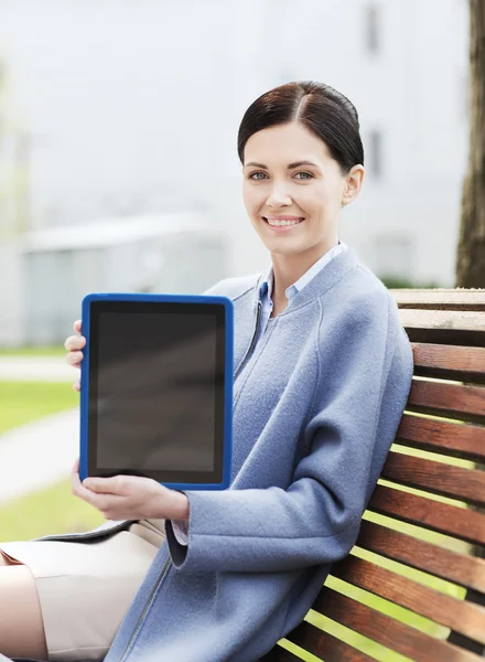 Sonriente mujer de negocios con tablet pc en la ciudad —  Fotos de Stock