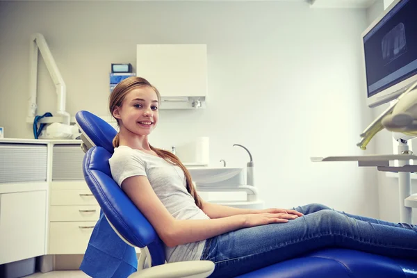 Ευτυχισμένος κορίτσι ασθενών στο οδοντιατρείο του γραφείου — Φωτογραφία Αρχείου