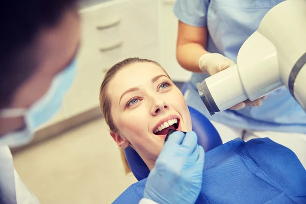 Weibliches Patientengesicht mit Röntgengerät und Schild — Stockfoto