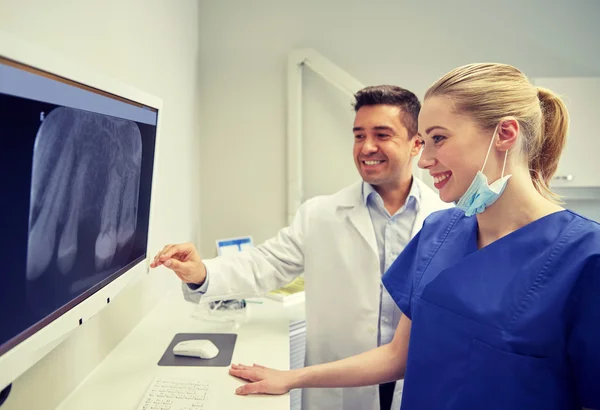 Dentistas com raio-x no monitor da clínica odontológica — Fotografia de Stock