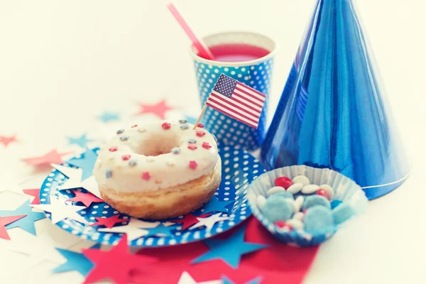 Donut with juice and candies on independence day — Stock Photo, Image