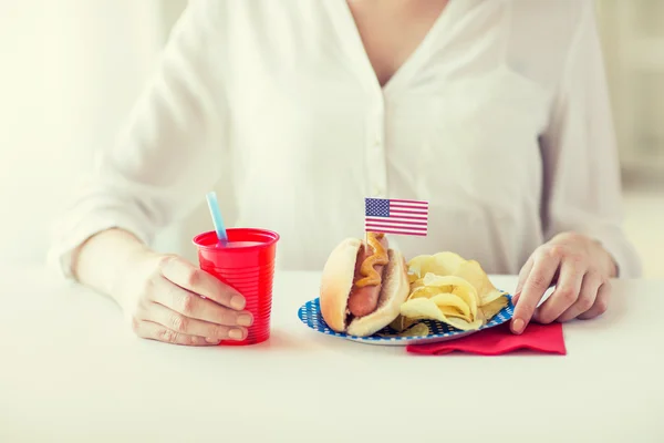 Mujer celebrando el Día de la Independencia Americana — Foto de Stock