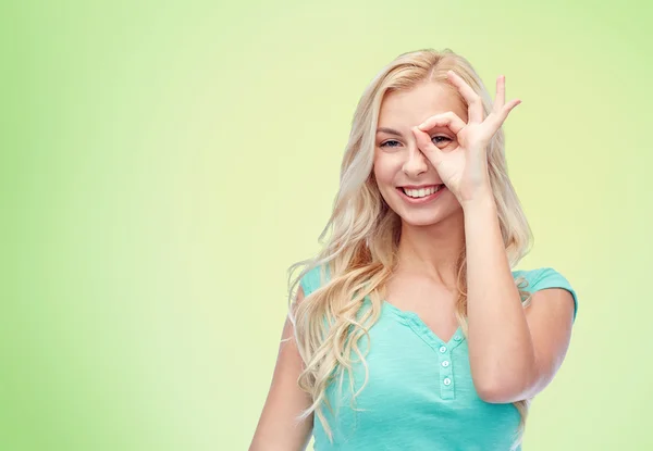 Jovem mulher fazendo ok mão gesto — Fotografia de Stock