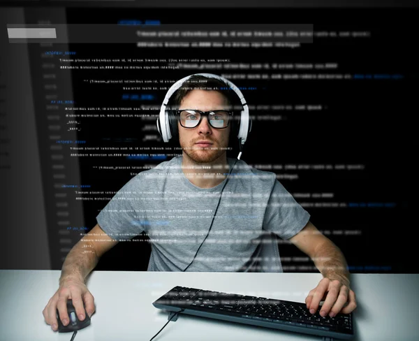 Homem em headset hacking computador ou programação — Fotografia de Stock