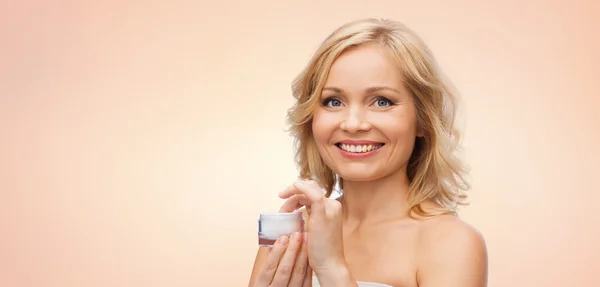 Mujer feliz con tarro de crema —  Fotos de Stock