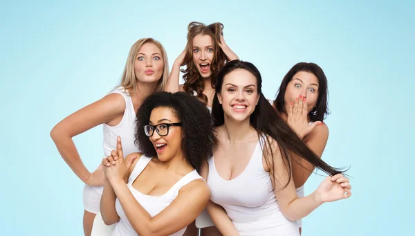 Grupo de mujeres felices en ropa interior blanca divirtiéndose — Foto de Stock