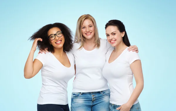 Grupo de felices mujeres diferentes en camisetas blancas — Foto de Stock