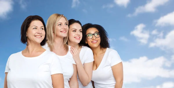 Grupo de mulheres diferentes felizes em t-shirts brancas — Fotografia de Stock
