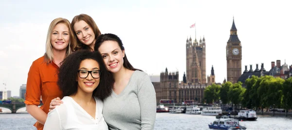 Grupo de mulheres diferentes felizes sobre a cidade de Londres — Fotografia de Stock