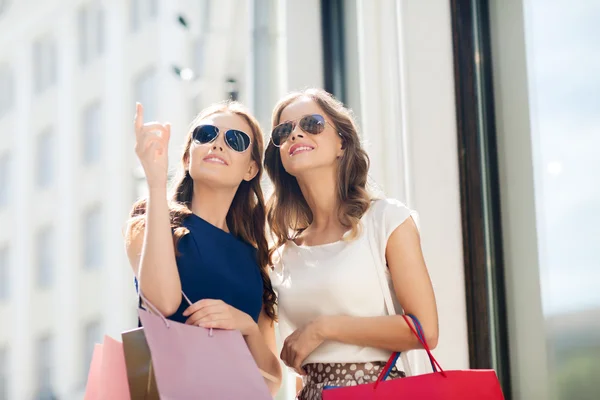 Glückliche Frauen mit Einkaufstüten im Freien — Stockfoto