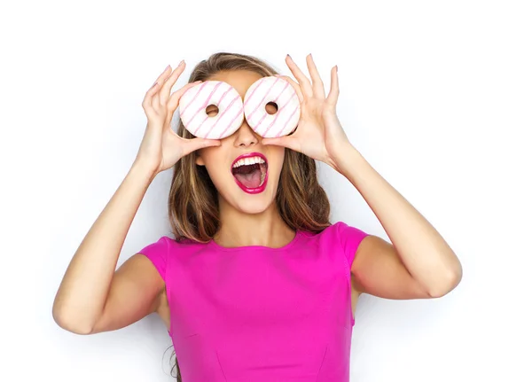 Mulher feliz ou menina adolescente se divertindo com donuts — Fotografia de Stock