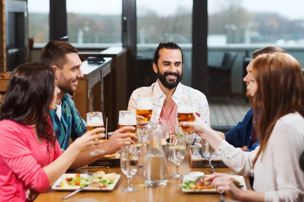 Arkadaşlar restoranda yemek yiyor ve bira içiyor. — Stok fotoğraf