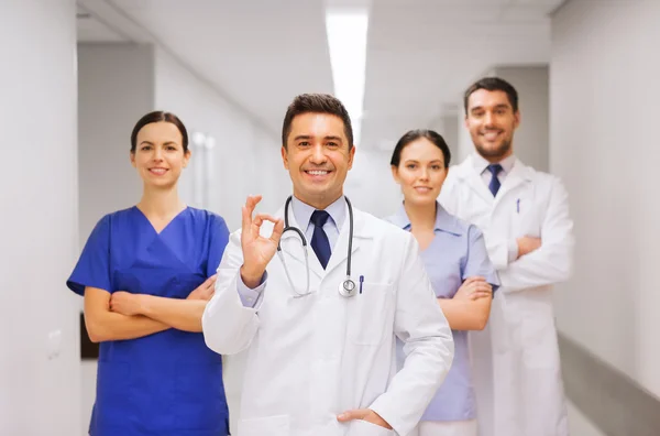 Grupo de médicos en el hospital mostrando señal de mano aceptable —  Fotos de Stock