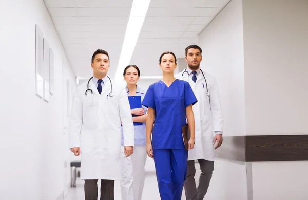 Skupina lékařů nebo lékaři na nemocniční chodbě — Stock fotografie