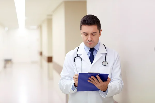 Médecin avec presse-papiers dans le couloir de l'hôpital — Photo