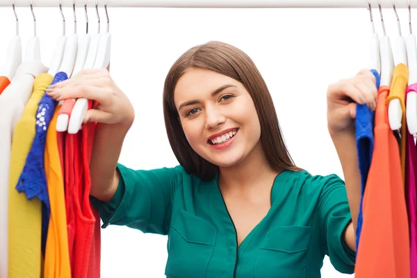 Donna felice scegliere vestiti a casa armadio — Foto Stock