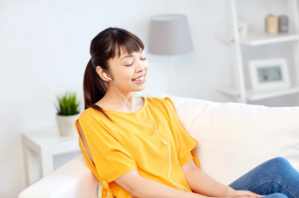 Feliz asiático mujer con auriculares escuchar música —  Fotos de Stock