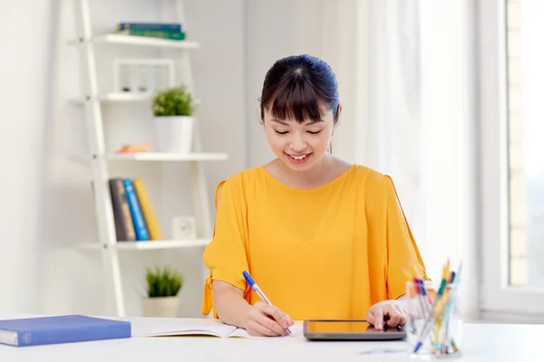 Asiatisk kvinna student med TabletPC hemma — Stockfoto