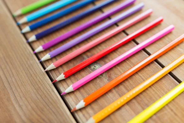 Primer plano de crayones o lápices de color sobre madera — Foto de Stock