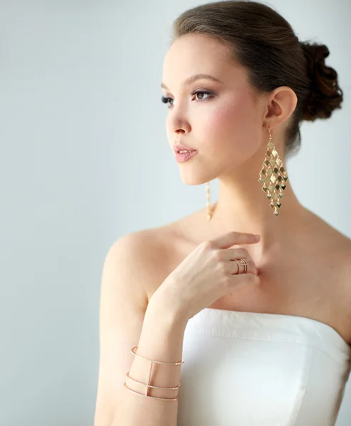 Hermosa mujer asiática con pendientes y pulsera — Foto de Stock