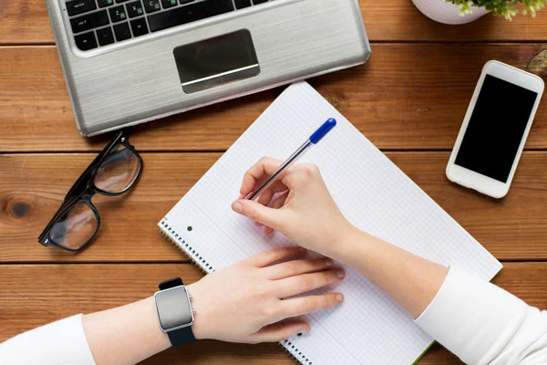 Primo piano di donna o studente scrivere su blocco note — Foto Stock