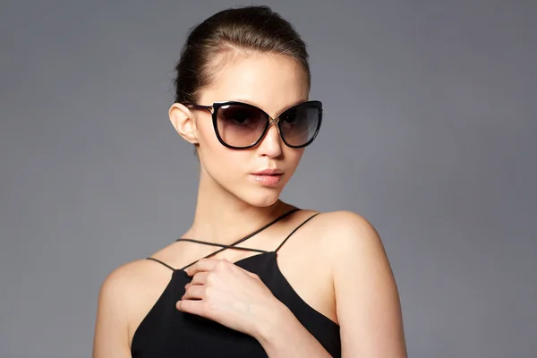 Krásná mladá žena v elegantní černé sluneční brýle — Stock fotografie