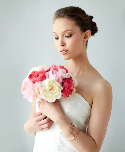 Hermosa mujer asiática con flor y joyería — Foto de Stock