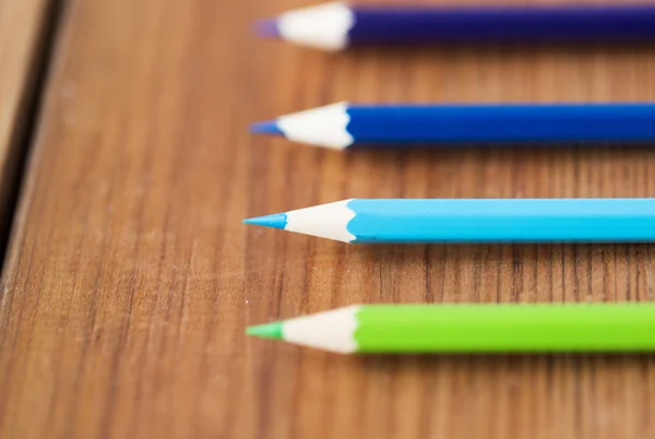 Primer plano de crayones o lápices de color sobre madera —  Fotos de Stock