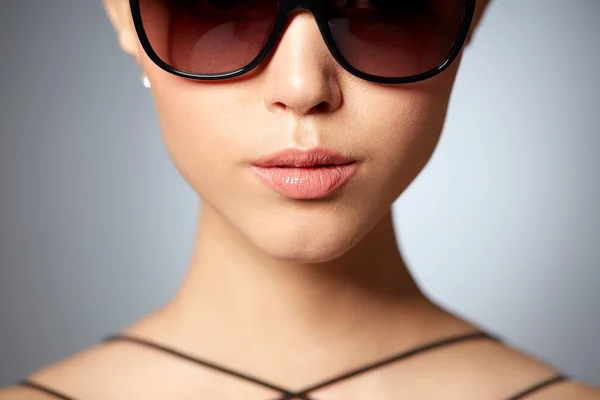 Close up de mulher bonita em óculos de sol pretos — Fotografia de Stock