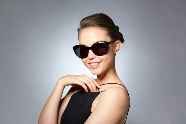 Hermosa mujer joven en elegantes gafas de sol negras —  Fotos de Stock