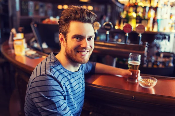 Hombre feliz bebiendo cerveza en el bar o pub —  Fotos de Stock