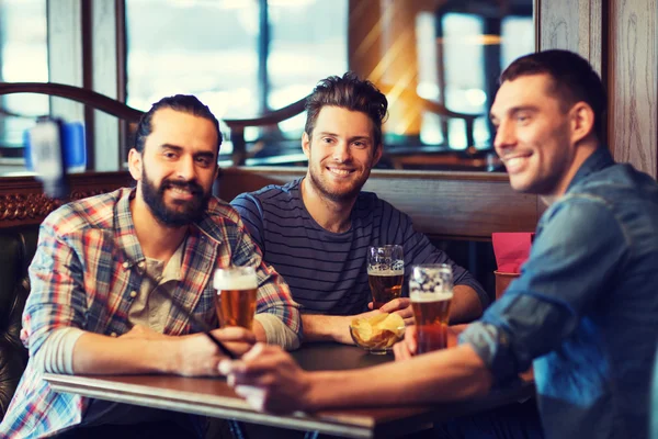 Amigos tomando selfie e beber cerveja no bar — Fotografia de Stock