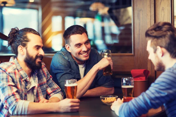 快乐的男性朋友喝啤酒在酒吧或酒馆 — 图库照片