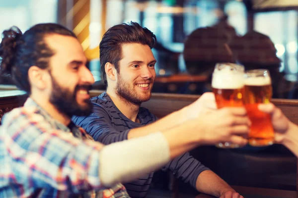 Amigos varones felices bebiendo cerveza en el bar o pub — Foto de Stock